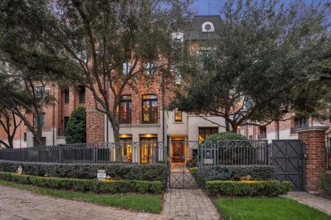 1225 Place Royale Way